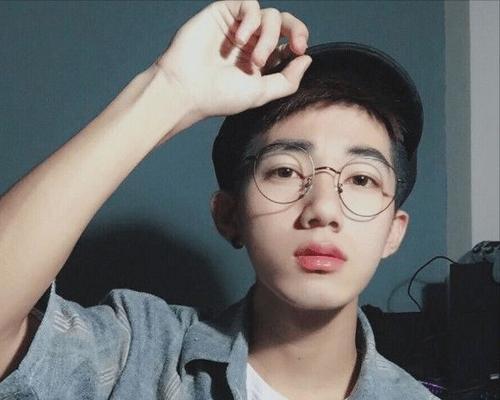 心态生日直播中狂虐机智张是怎么回事？观众如何参与互动？
